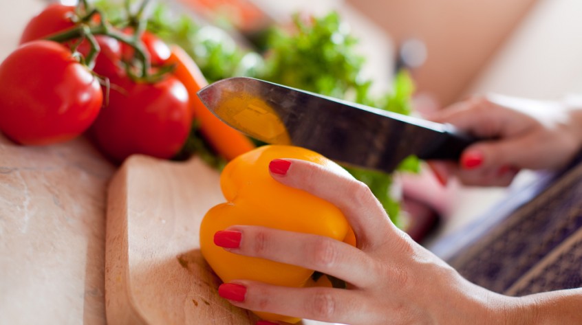 knife cutting pepper