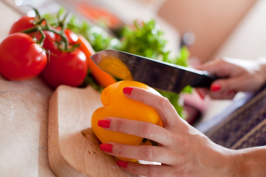 knife cutting pepper